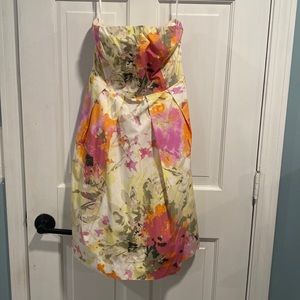 Strapless floral dress with pockets. Lined.